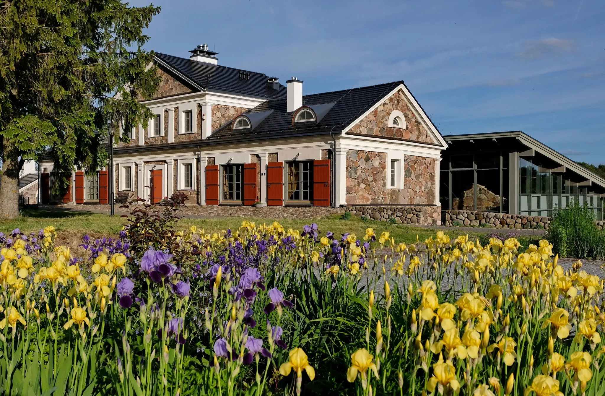 Paliesius herrgård i Litauen omgiven av grönska och blommor
