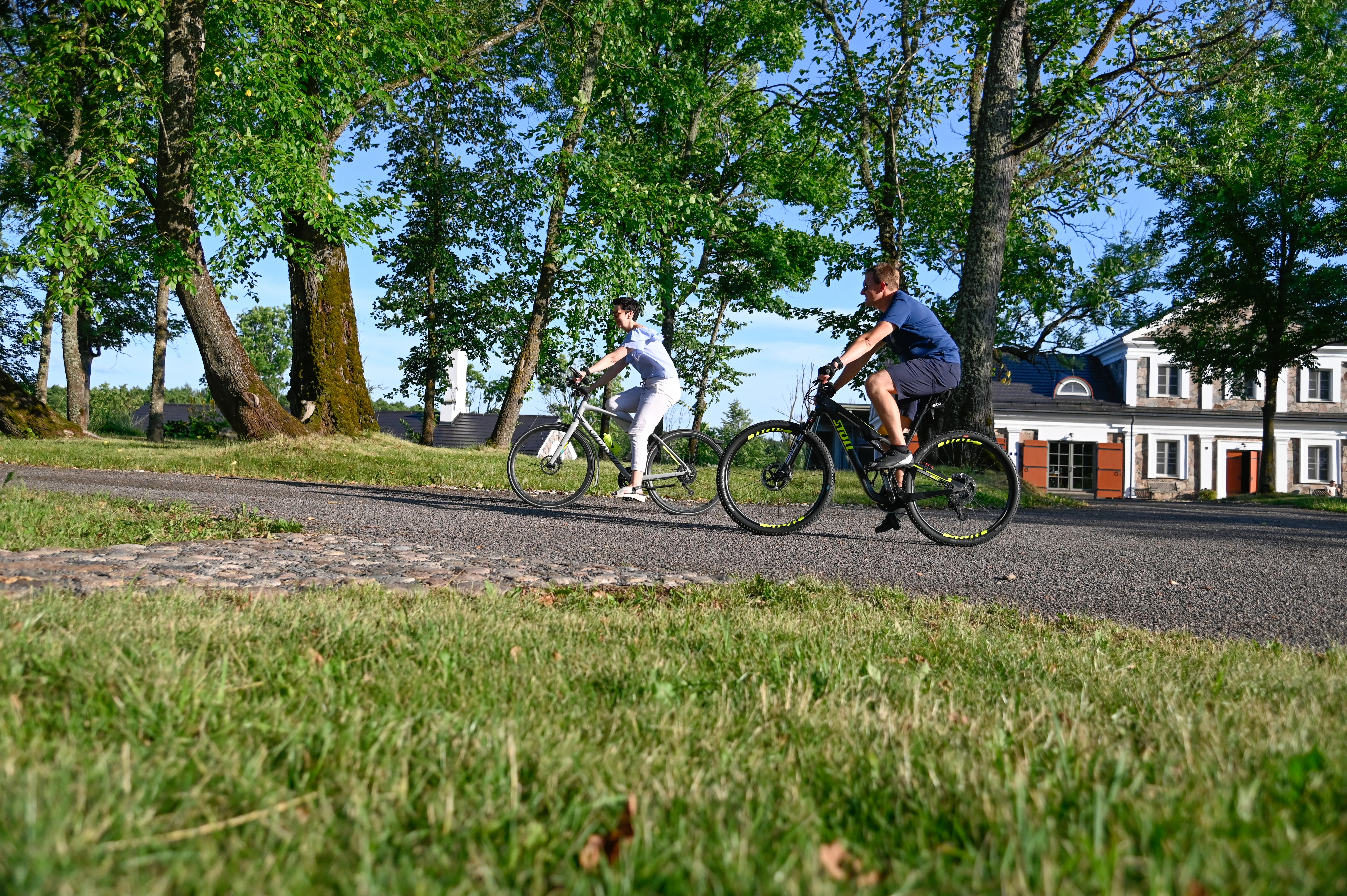 Cykling i naturen utanför Paliesius herrgård