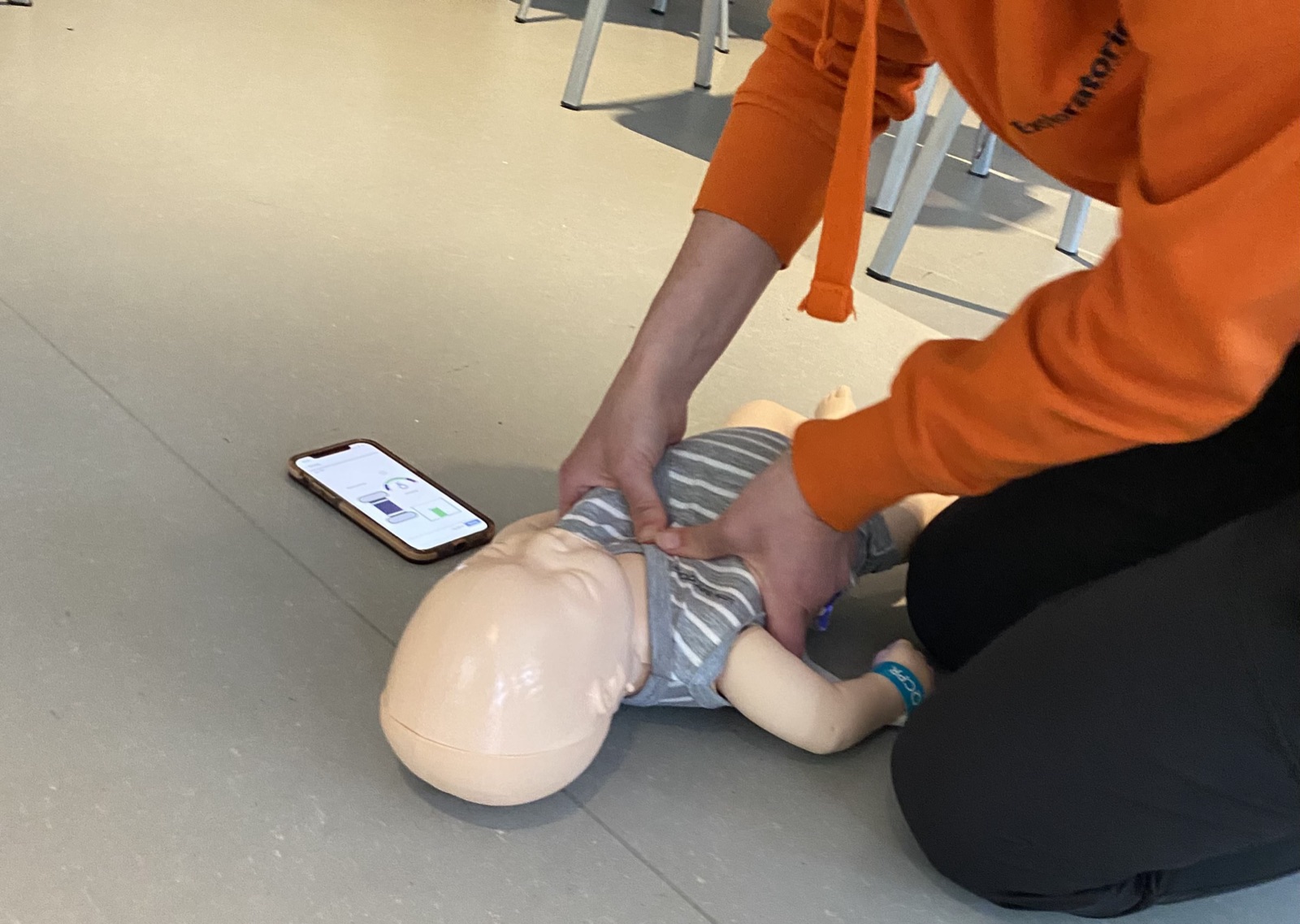 Skonsamma kompressioner på spädbarnsdocka