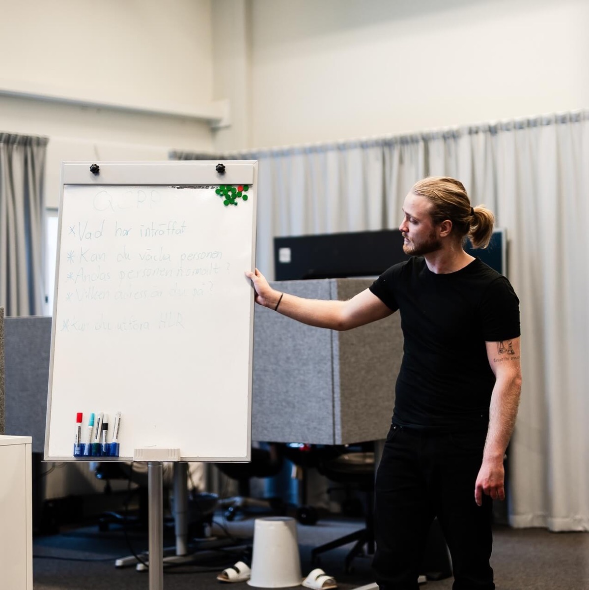 Instruktören går igenom momenten