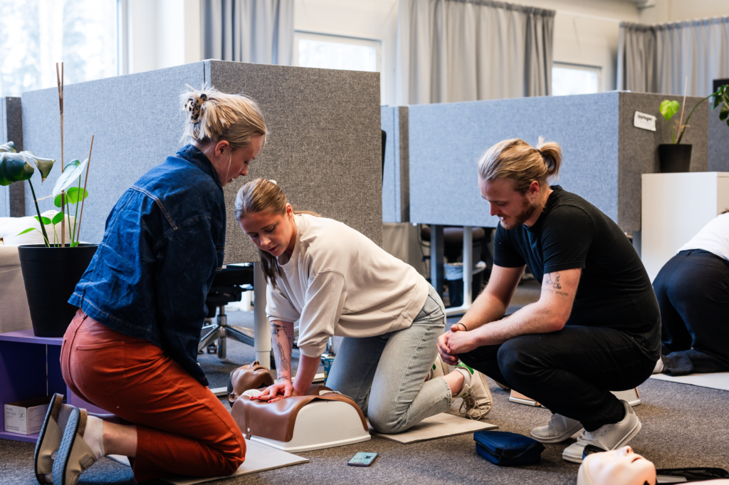 Kan man blåsa för hårt vid HLR?