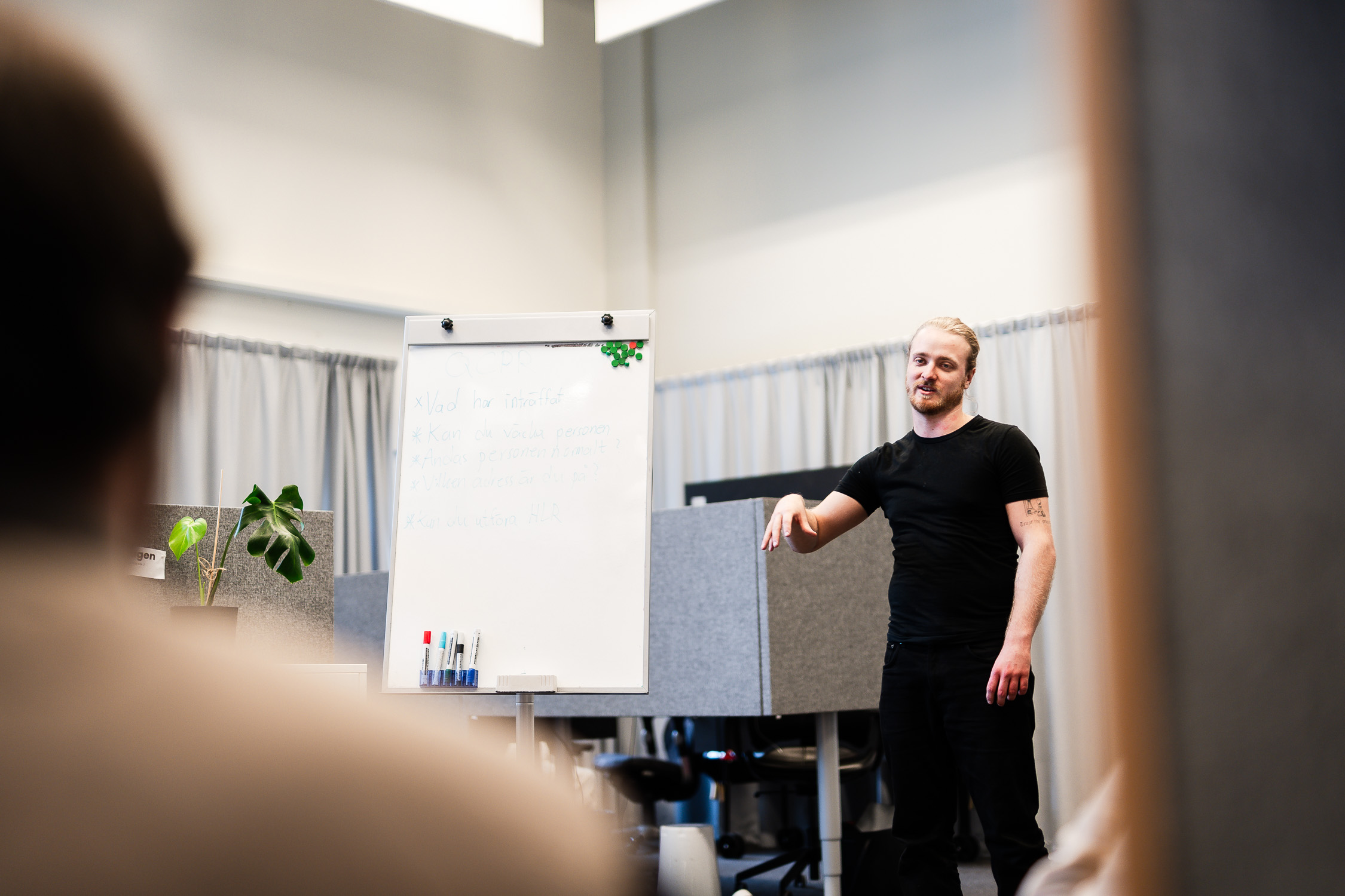 HLR-instruktör visar hjärt-lungräddning på docka i Umeå